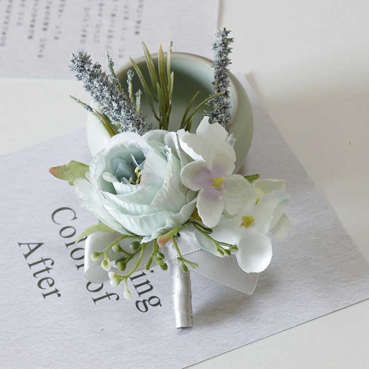 02 Boutonniere