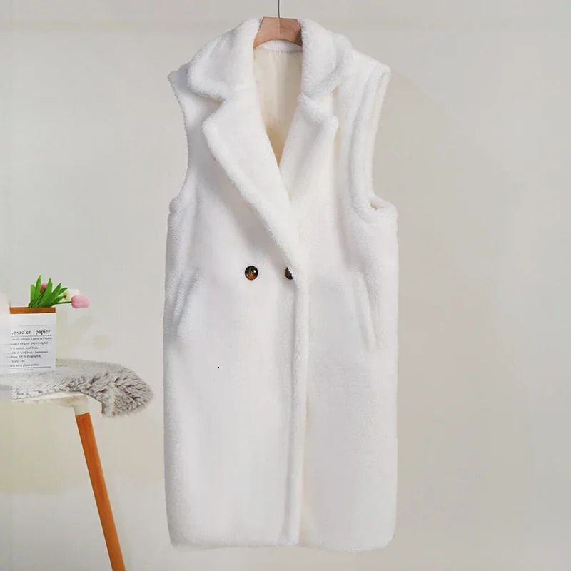 Белое плюшевое пальто