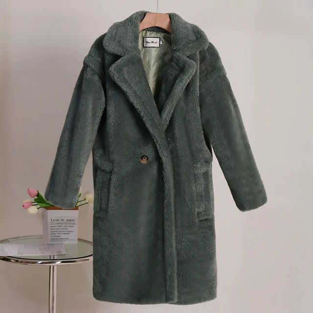 Зеленое плюшевое пальто