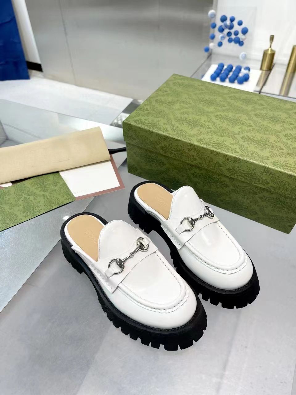 White【slippers】