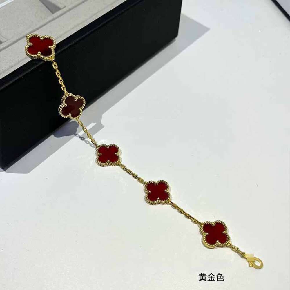 Rotes Achat-Fünf-Blumen-Armband in Gold