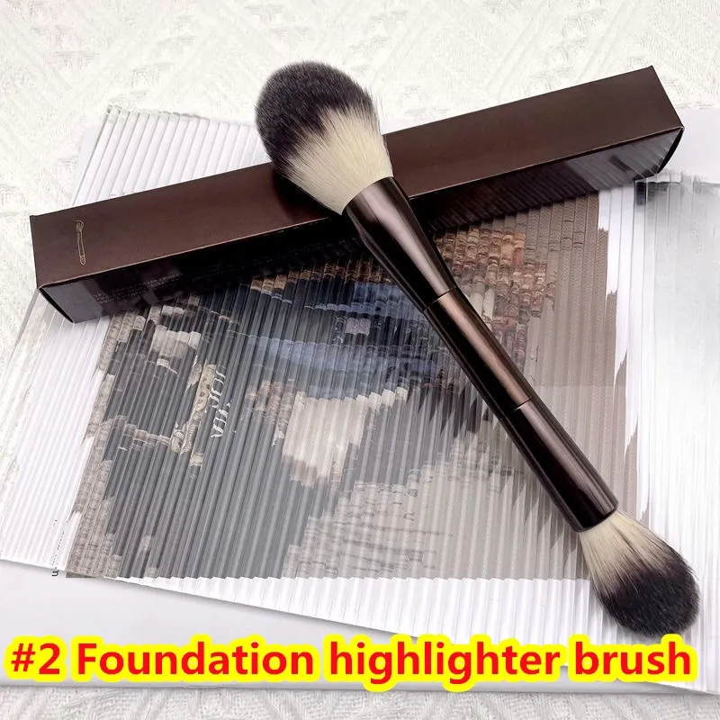 #2 Foundation highlighter brush