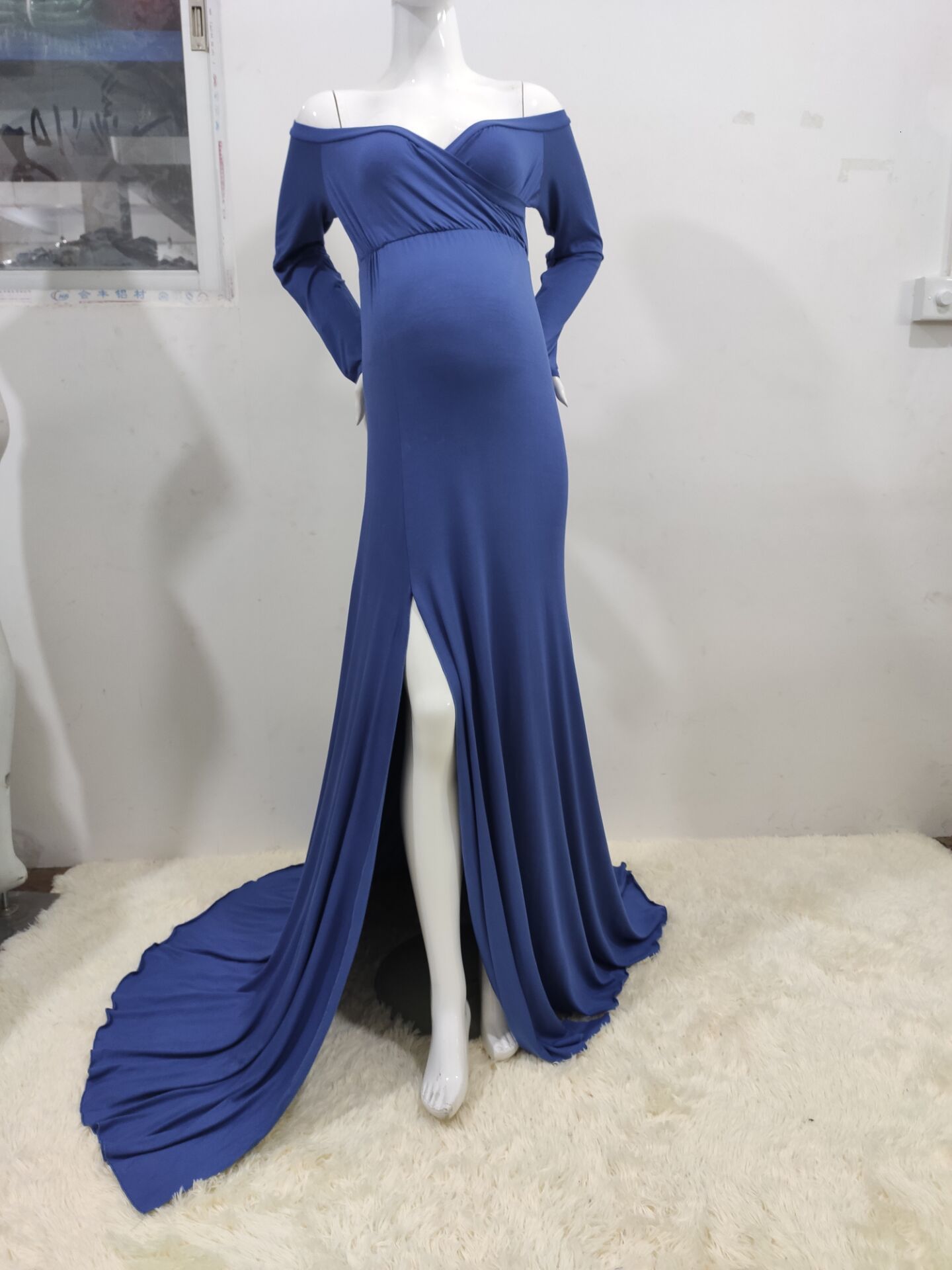 tiefblaues Kleid