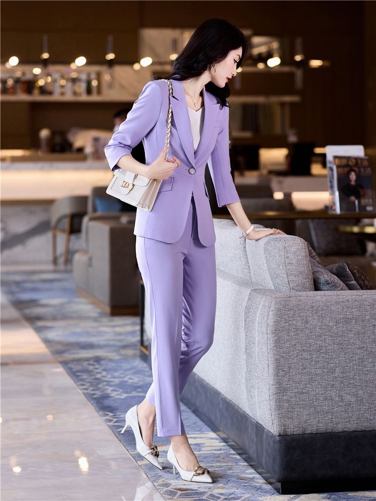 traje de pantalón morado