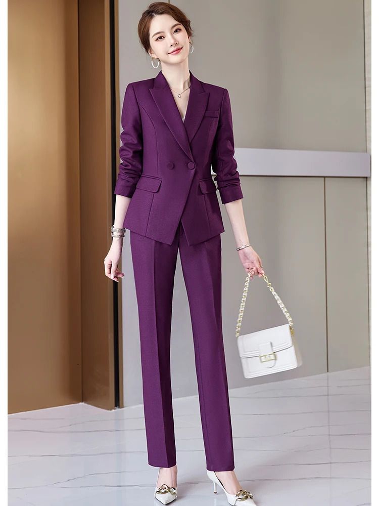 traje de pantalón morado