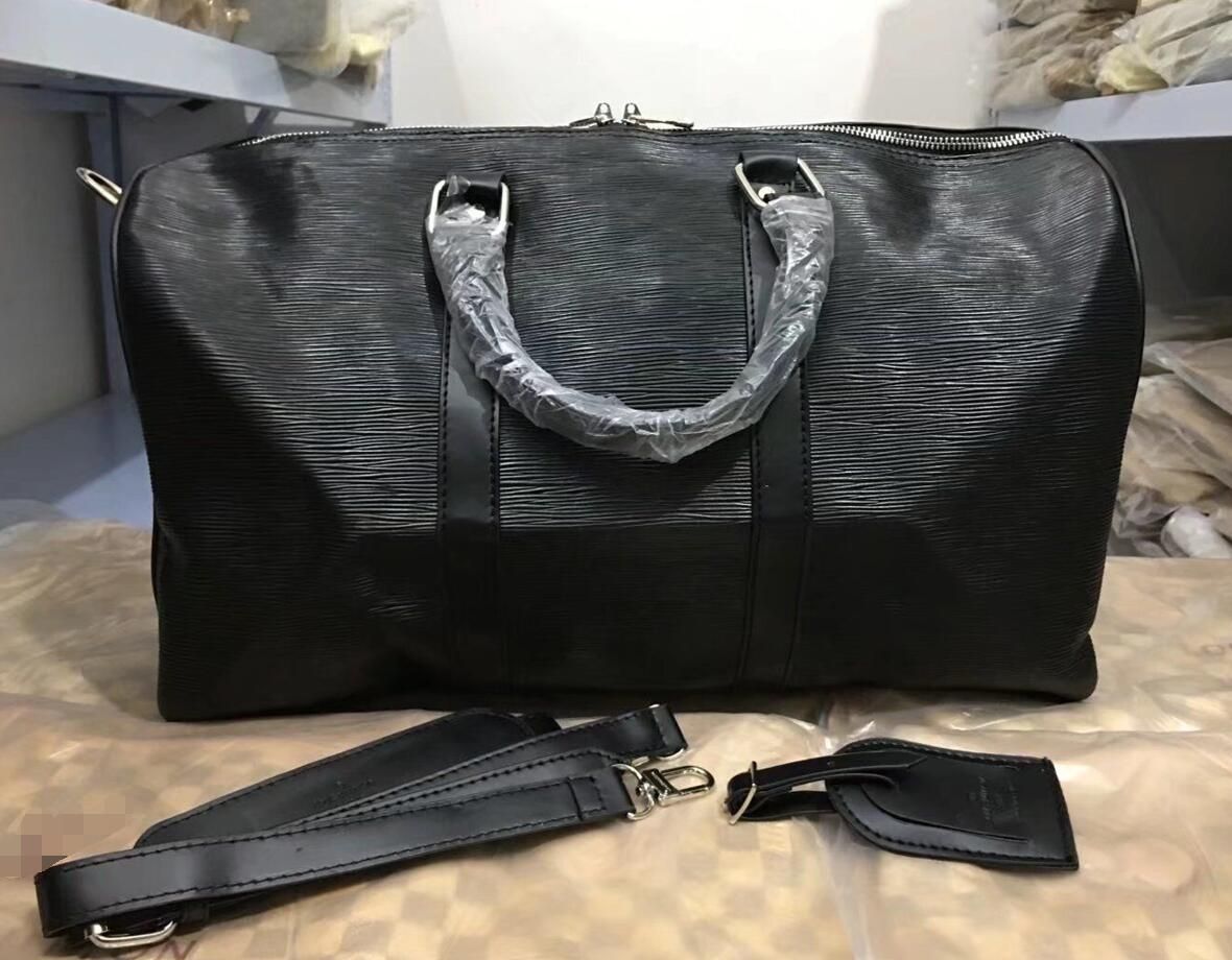 Siyah seyahat çantası