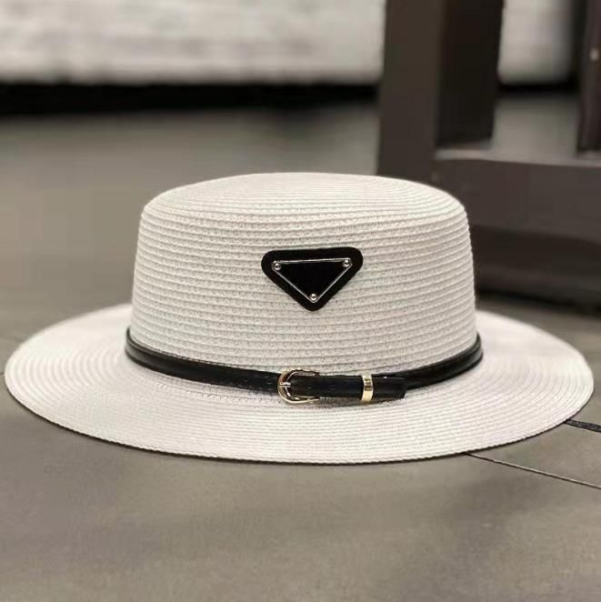 Chapeau de paille blanche ceinture noire