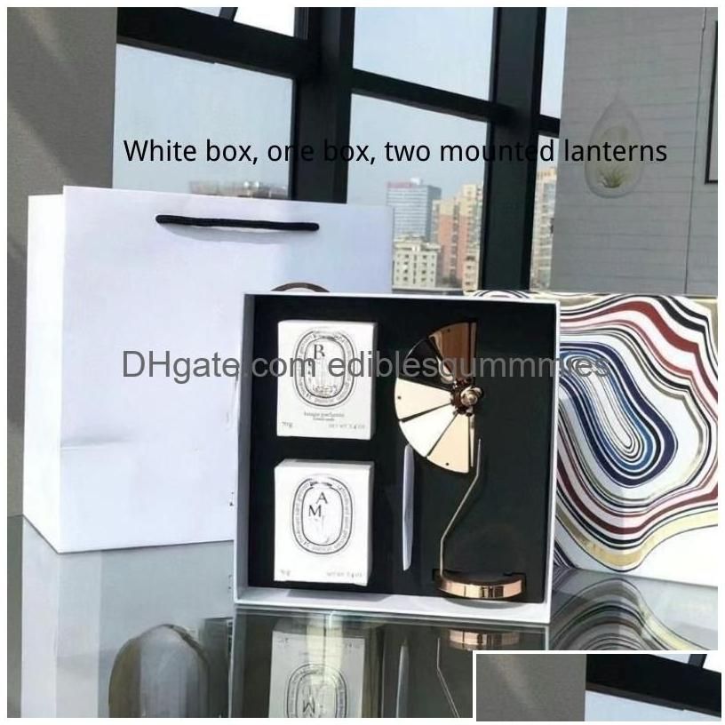 4つの白い箱