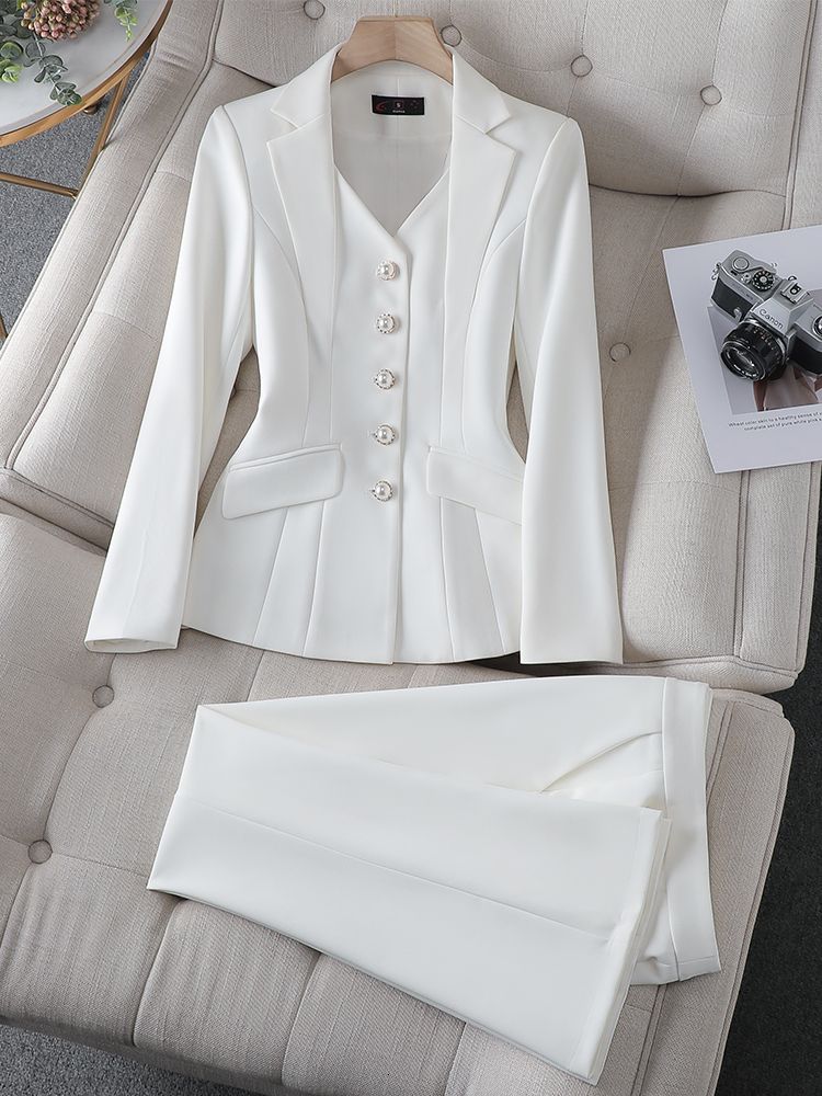 biały garnitur