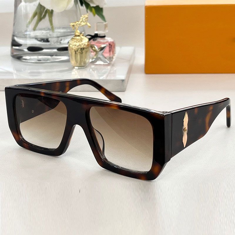 Tortoiseshell frame gold logo