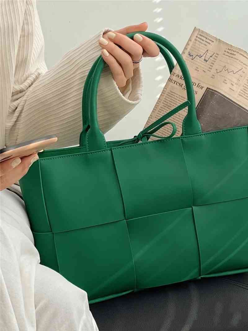 حقيبة داخلية خضراء