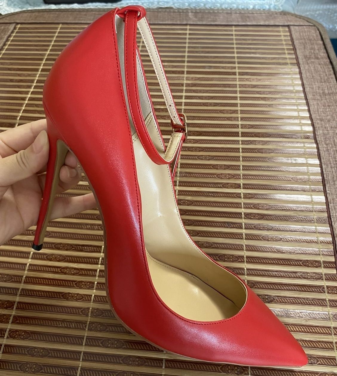 chaussures de pompes rouges