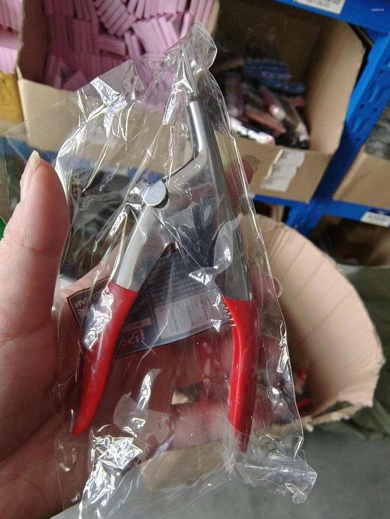 nail clippers red