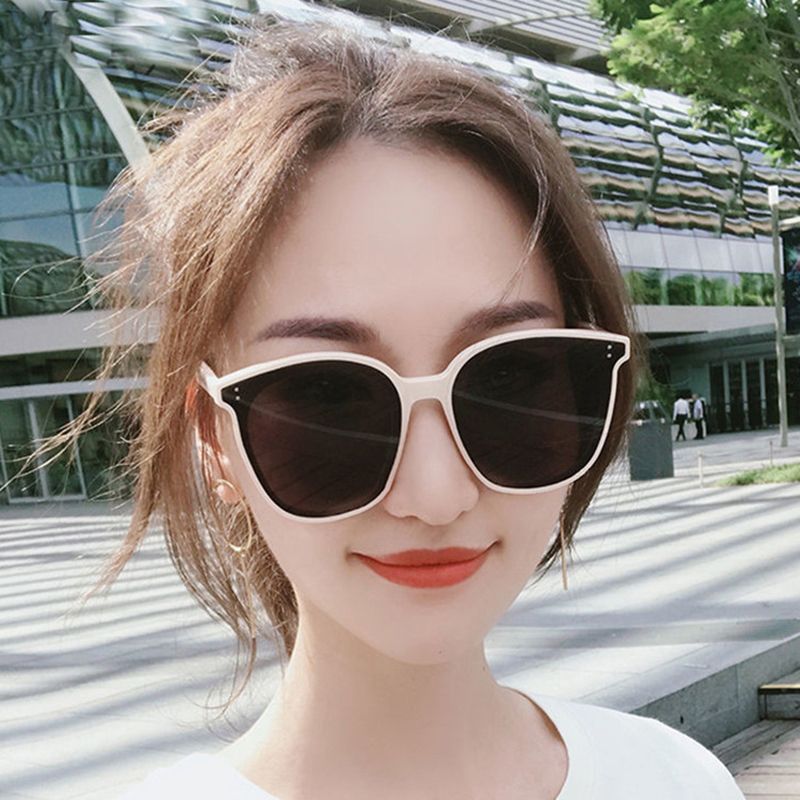 نظارة شمسية صينية بيضاء