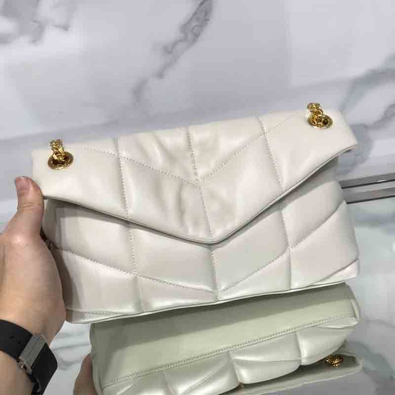 29 cm lange Goldkette – weiße Tasche