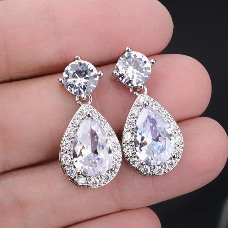 Boucles d'oreilles blanches en Chine