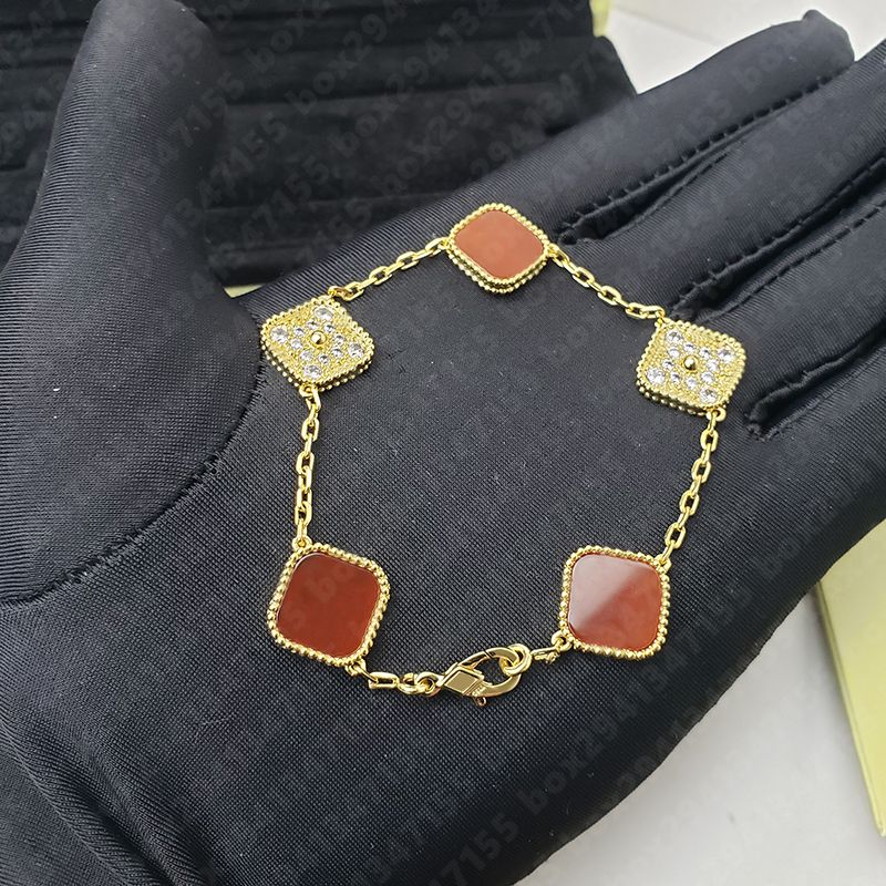 Ouro vermelho com diamantes