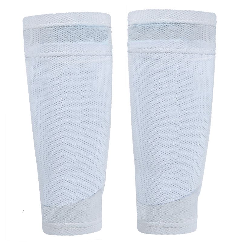 Seules chaussettes blanches