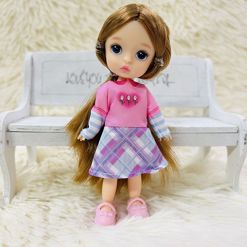 Bruine-doll en kleding