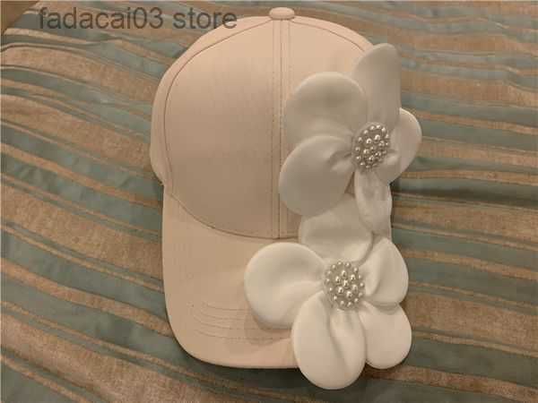 beige vit blomma