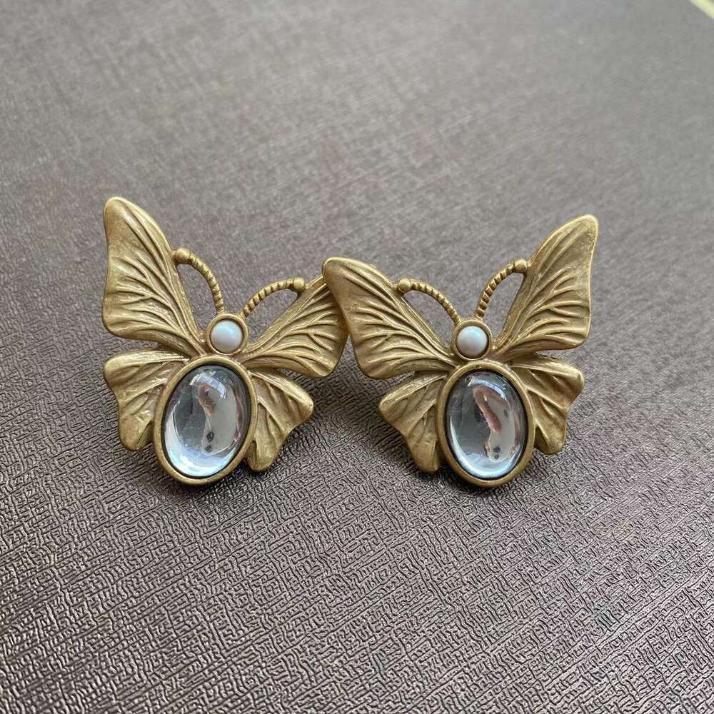 B600 Ear Studs