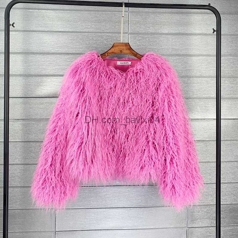 バービーピンクの毛皮のコート