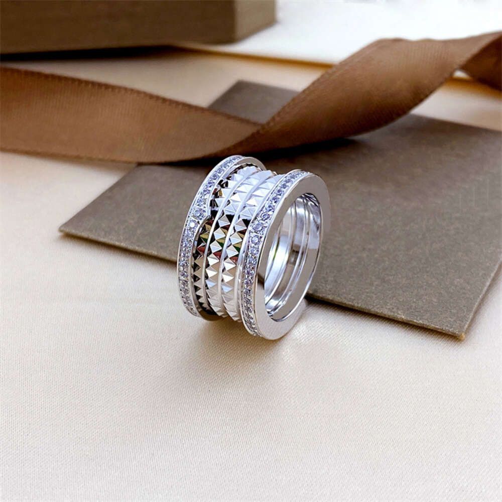 Argent. Bague large diamant Baojia avec