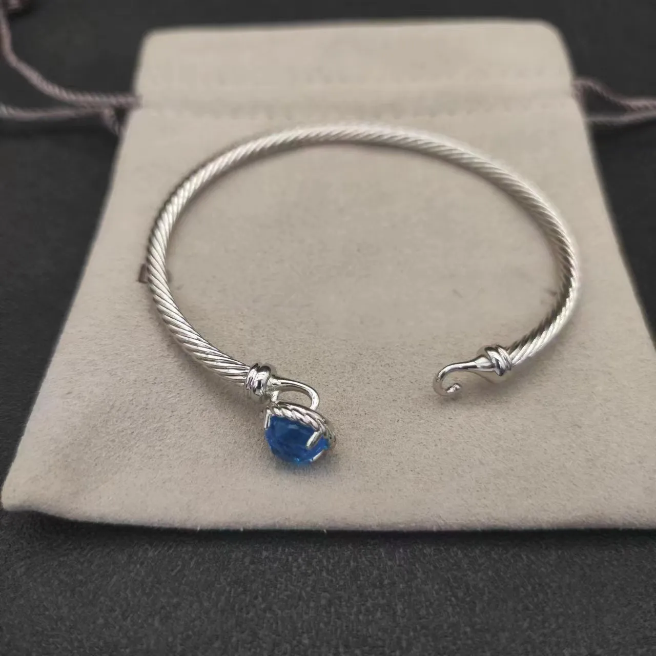 153 diamant bleu 3mm (17cm)