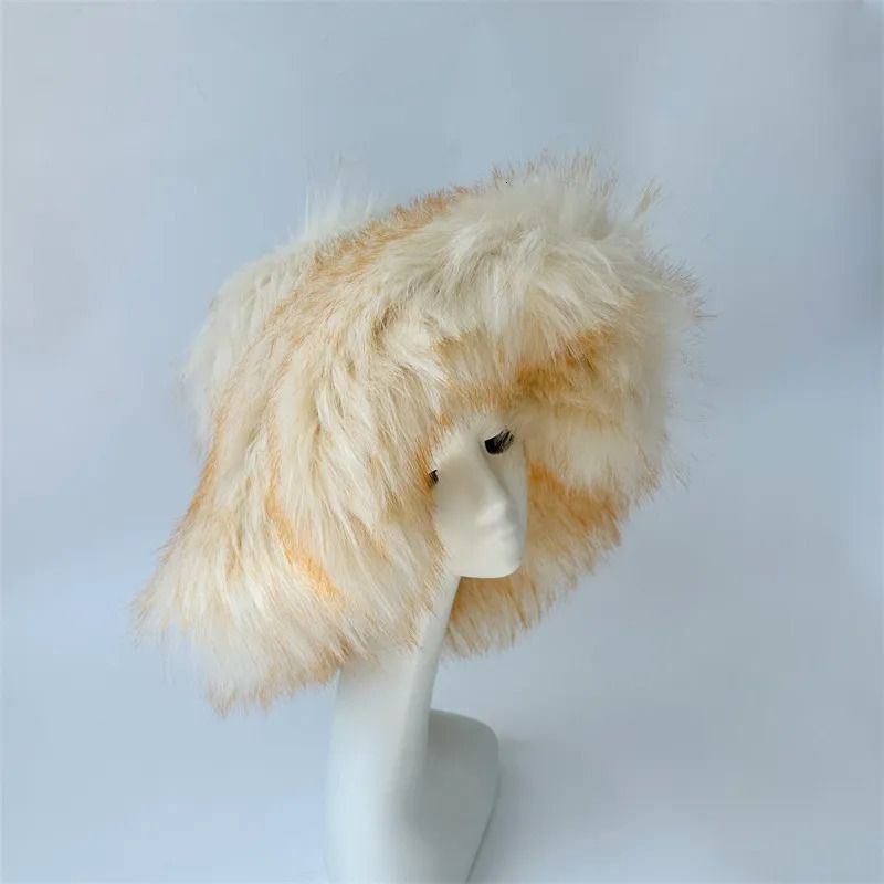 cappello di pelliccia beige