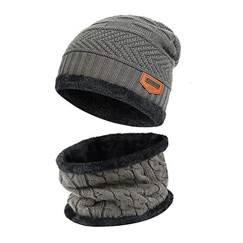 Cappello grigio-sciarpa