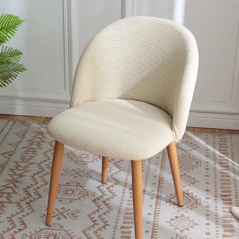 1 housse de chaise beige.