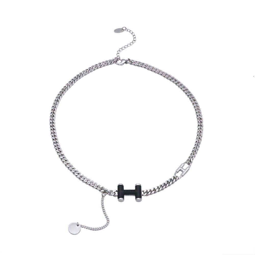 Svart bokstav H -halsband (Silver One) 1