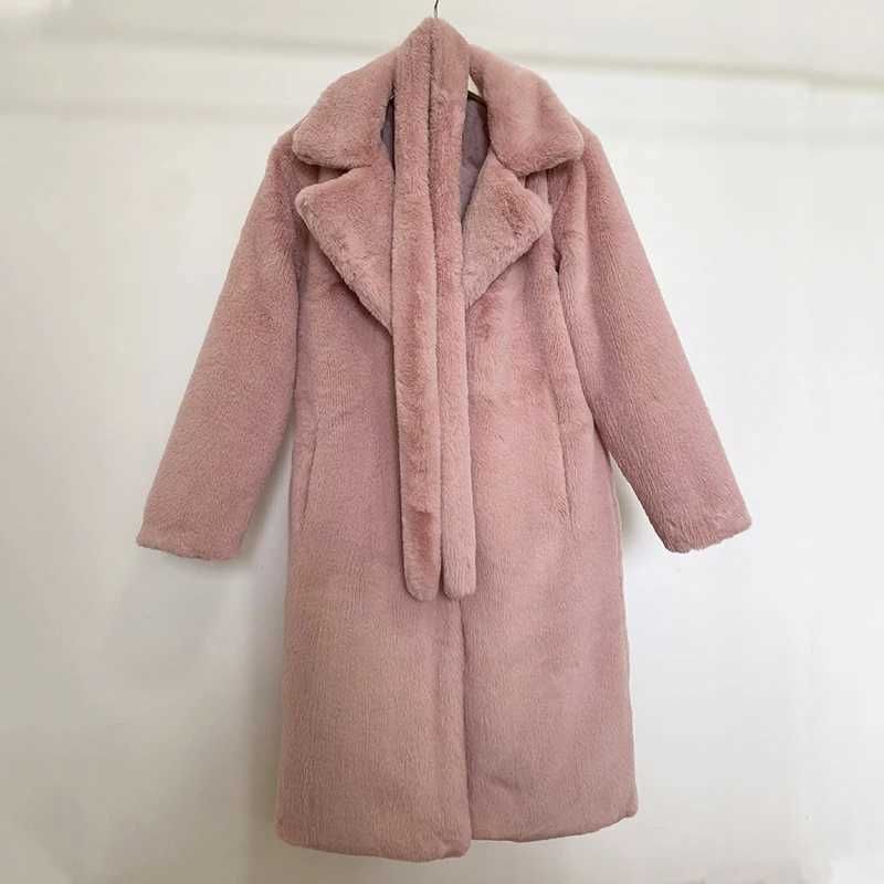 ピンクの毛皮のコート
