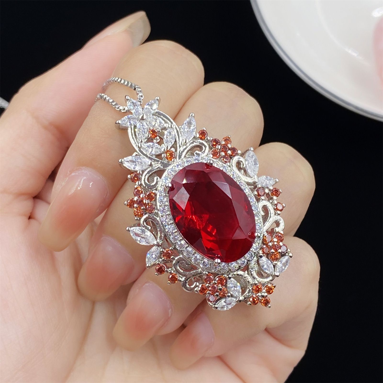 Cristal rouge (pendentif + colliers)