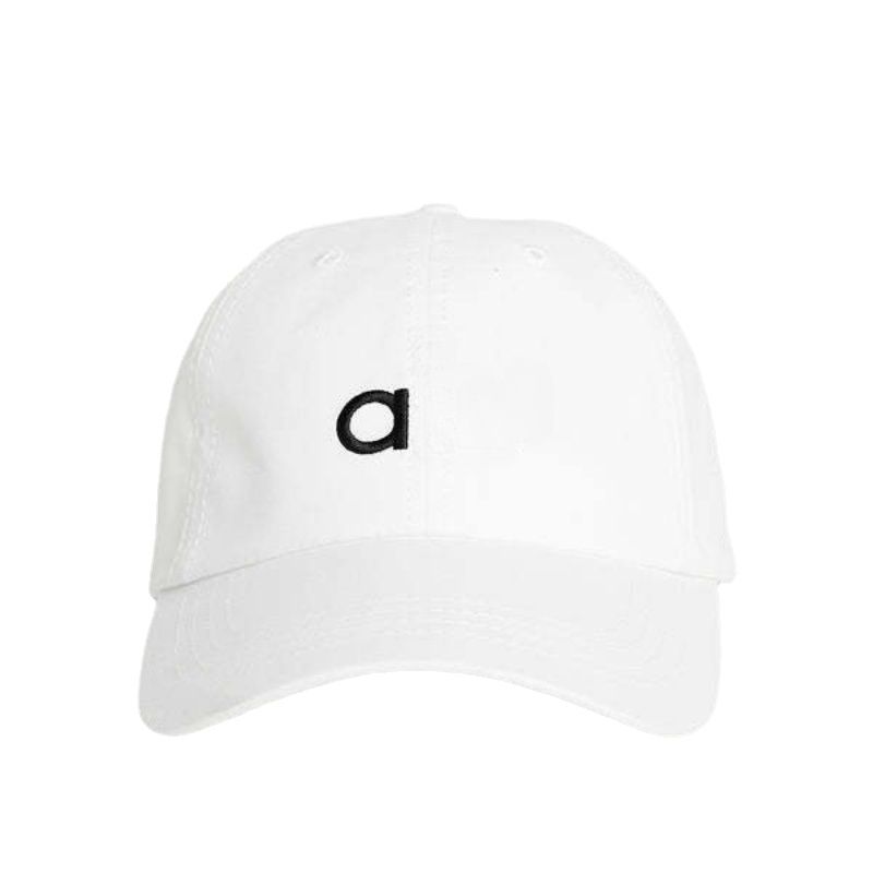 Cappello bianco con lettera nera