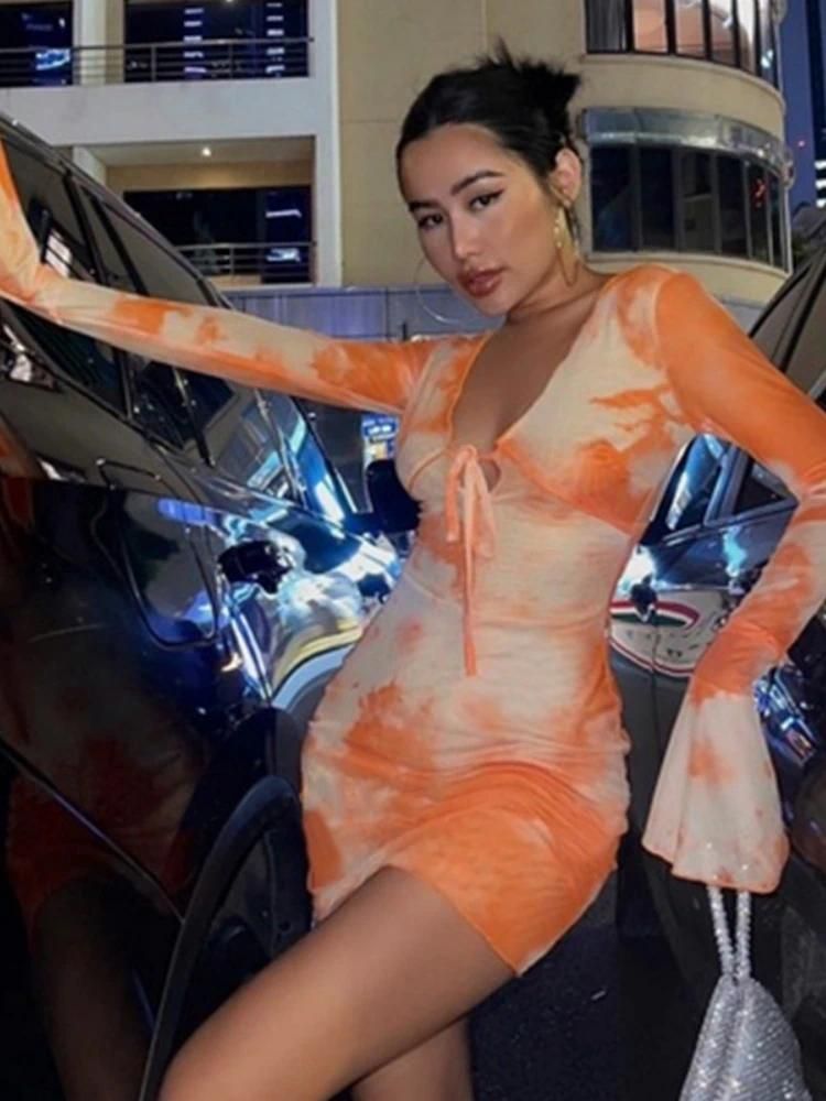 オレンジ色のミニドレス