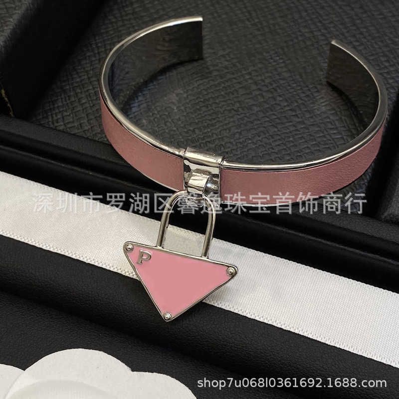 Bracelet Triangle Rose Lettre Correcte