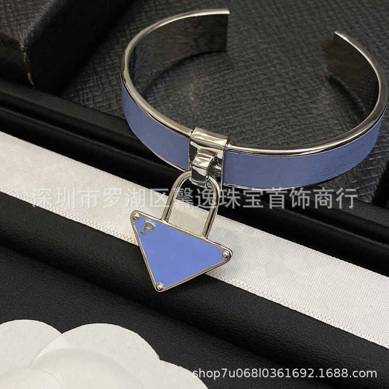 Bracelet Triangle Bleu Lettre Correcte