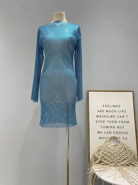 Niebieska średnia sukienka