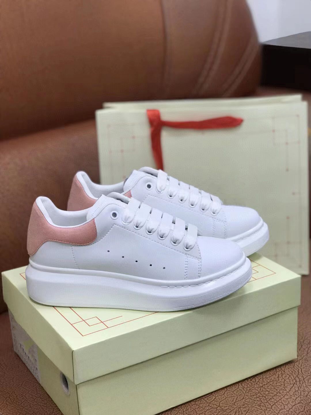 Petites chaussures blanches talon rose