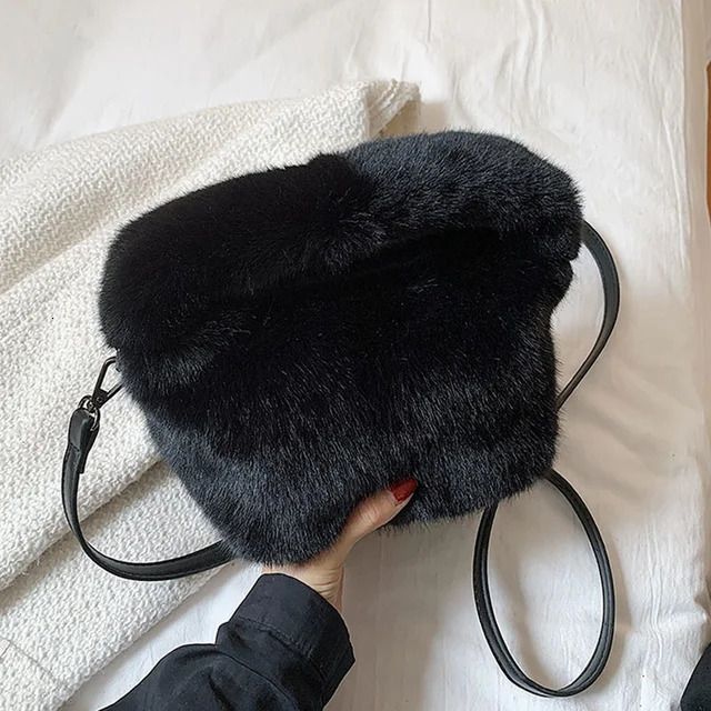 黒い冬のバッグ