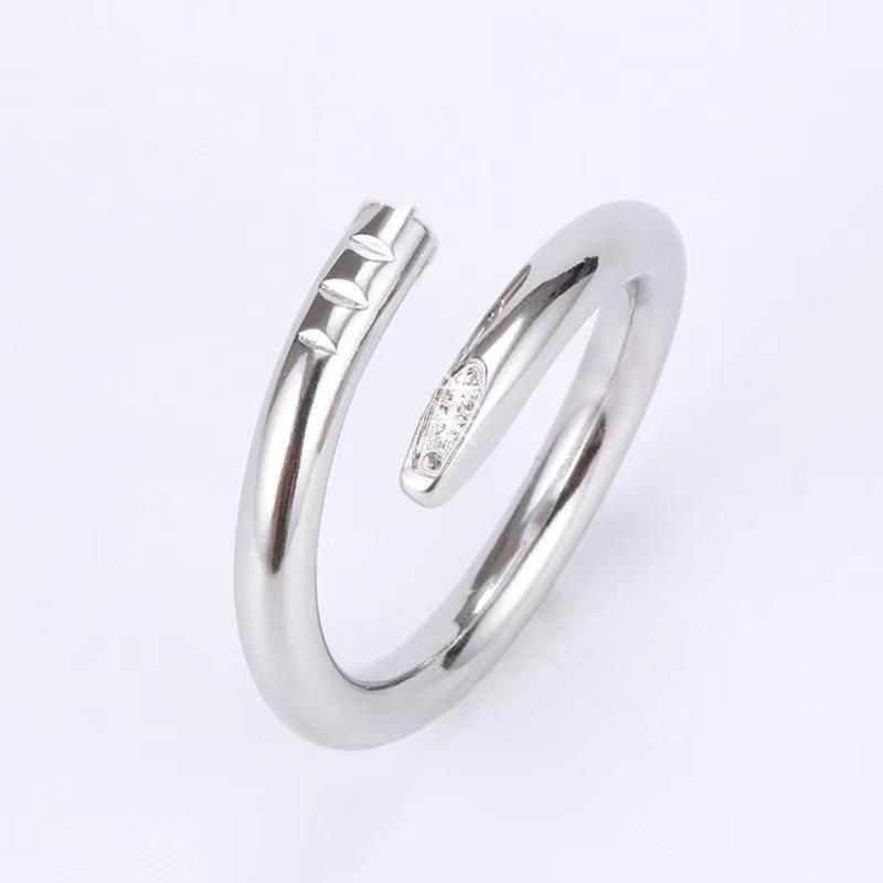 Silbernagelring mit Diamant