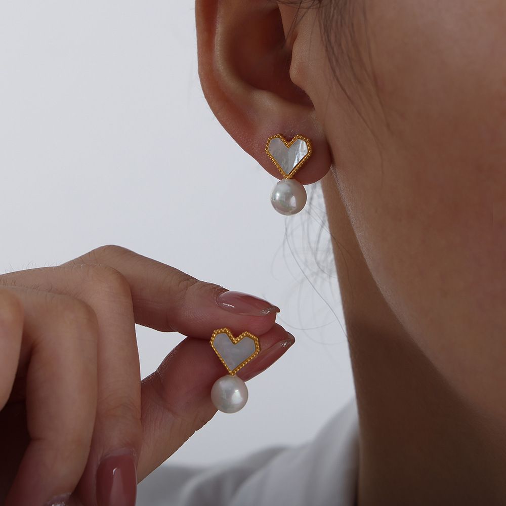 Boucles d'oreilles en perles de coquillage blanches en or