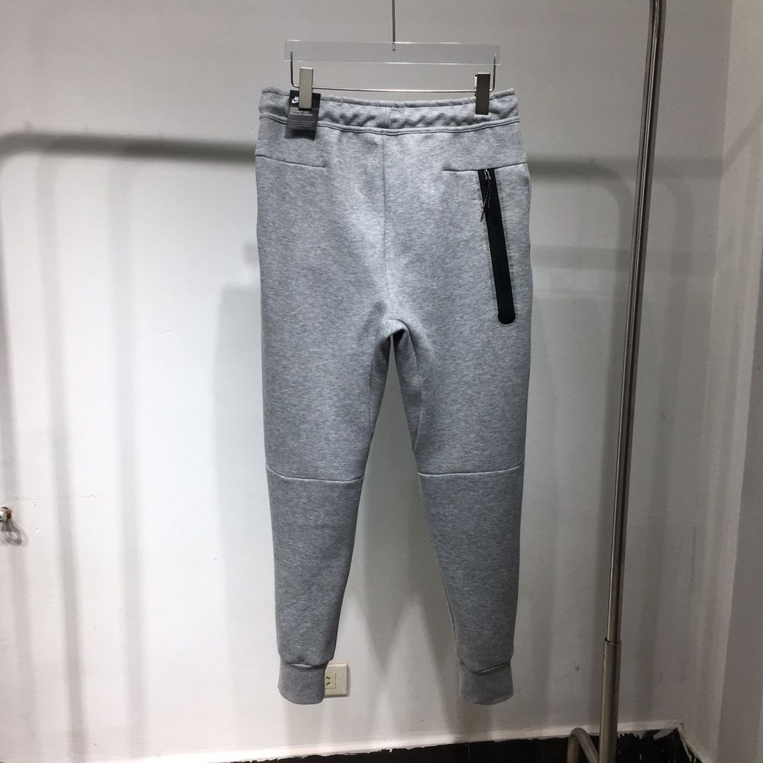 Nieuwe grijze broek