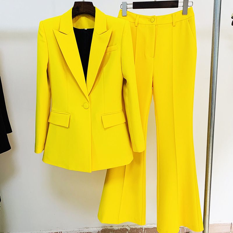 Traje amarillo