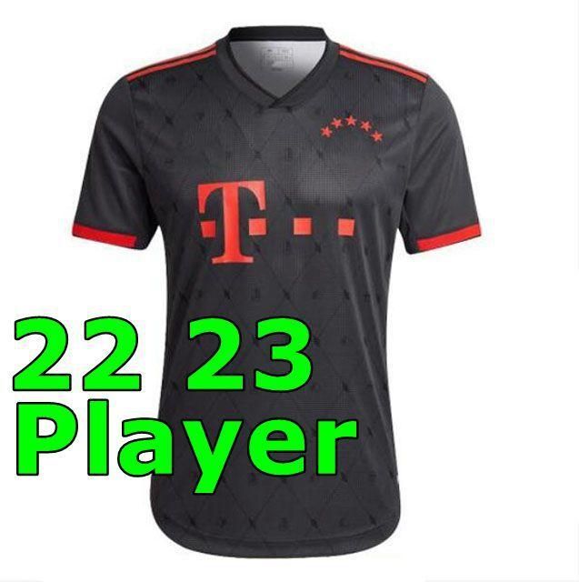 22 23 Dritter erwachsener Spieler