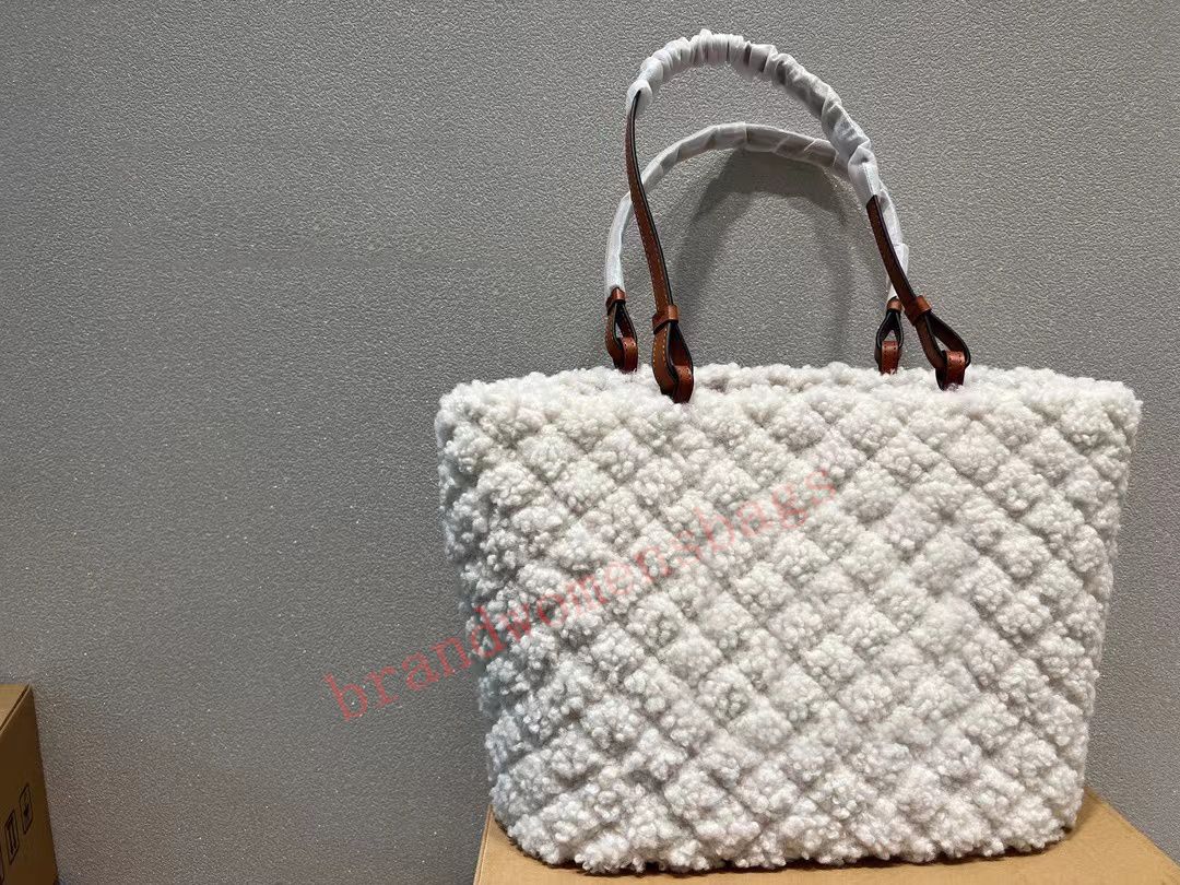 Witte lambhair 32*27 cm