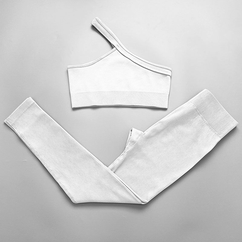 C18 (белые штаны с одним плечами)