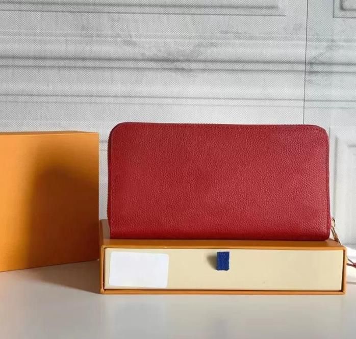 エンボス加工された赤い財布