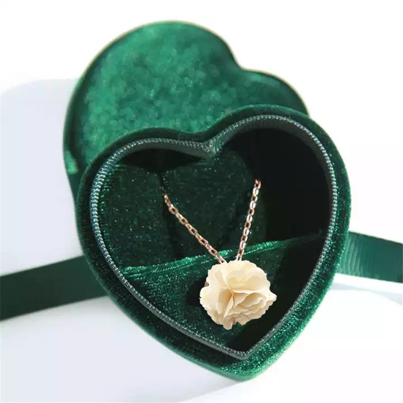Boîte de pendentif vert avec ruban